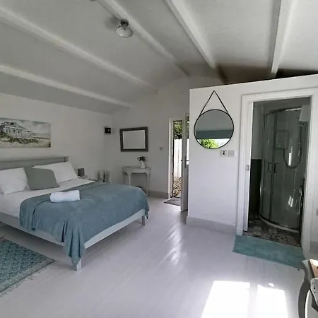 Under The Eaves Apartment *